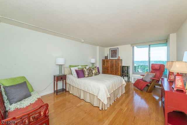 1 Claridge Dr 725, Verona Twp., NJ 07044
