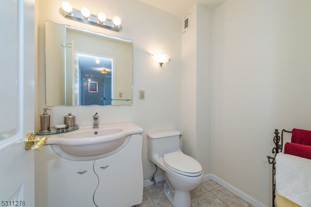 1 Claridge Dr 725, Verona Twp., NJ 07044