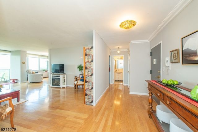 1 Claridge Dr 725, Verona Twp., NJ 07044
