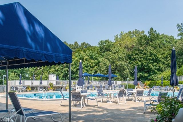 1 Claridge Dr 725, Verona Twp., NJ 07044