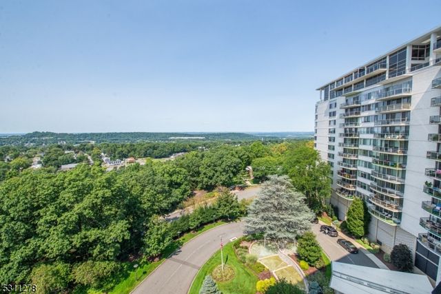 1 Claridge Dr 725, Verona Twp., NJ 07044