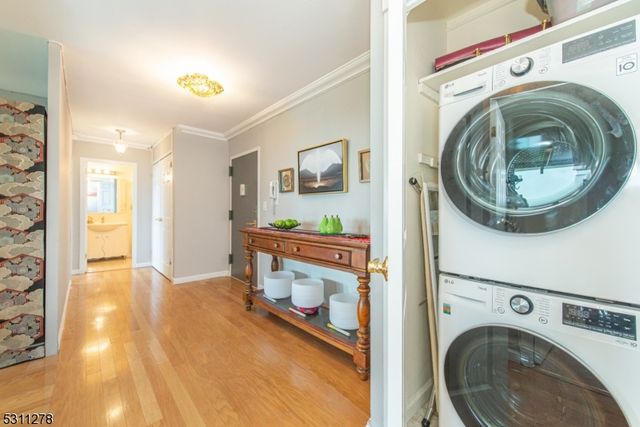 1 Claridge Dr 725, Verona Twp., NJ 07044