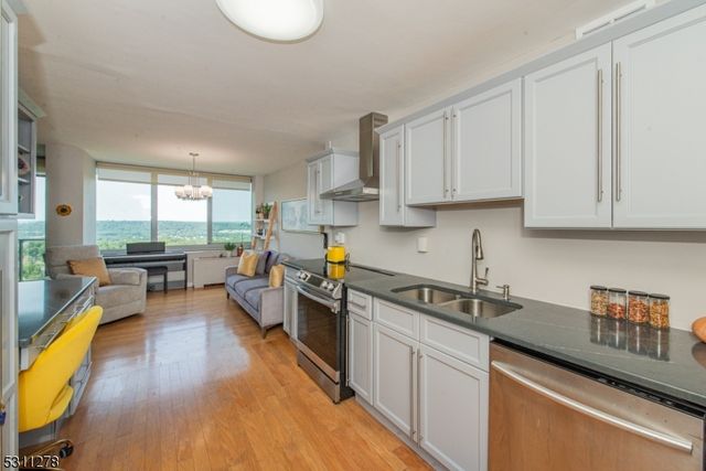 1 Claridge Dr 725, Verona Twp., NJ 07044