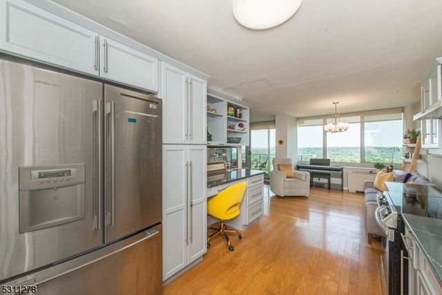 1 Claridge Dr 725, Verona Twp., NJ 07044