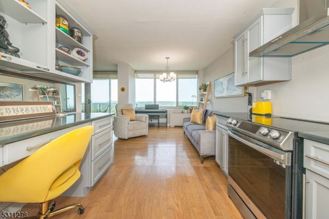 1 Claridge Dr 725, Verona Twp., NJ 07044
