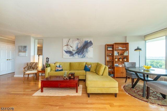 1 Claridge Dr 725, Verona Twp., NJ 07044