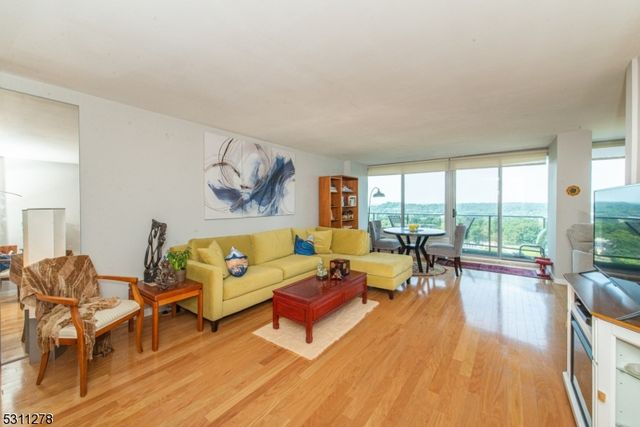 1 Claridge Dr 725, Verona Twp., NJ 07044
