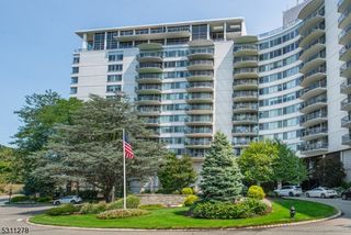 1 Claridge Dr 725, Verona Twp., NJ 07044