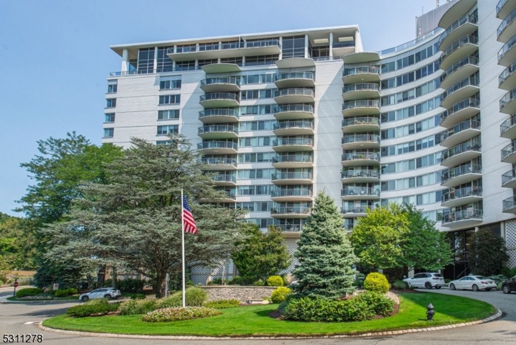 1 Claridge Dr 725, Verona Twp., NJ 07044