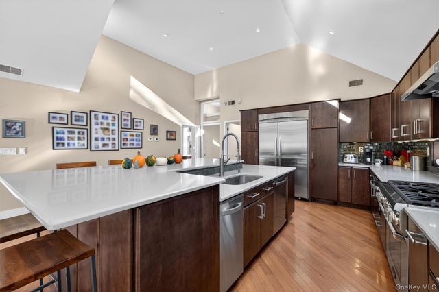 13 Zeck Court, Montebello, NY 10901