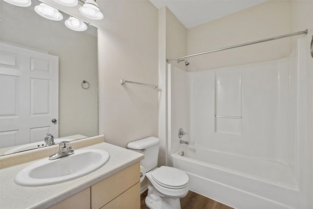 1720 SE LA Grant Parkway 13, Waukee, IA 50263