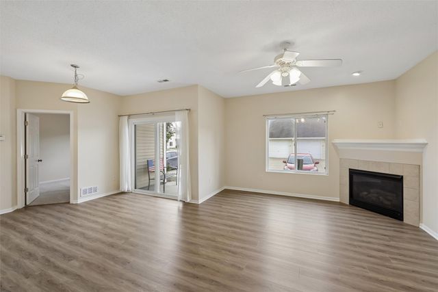 1720 SE LA Grant Parkway 13, Waukee, IA 50263