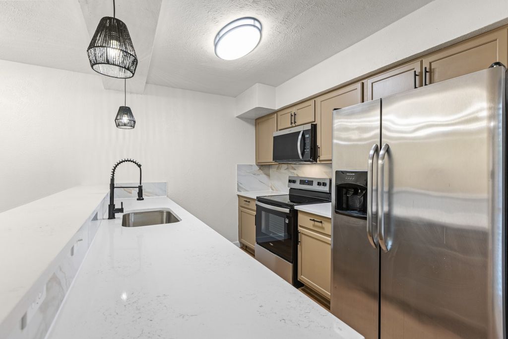 7510 Holly Hill Drive 152, Dallas, TX 75231