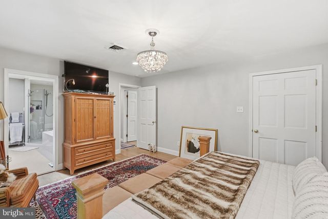 9228 FARNSWORTH DR, Potomac, MD 20854