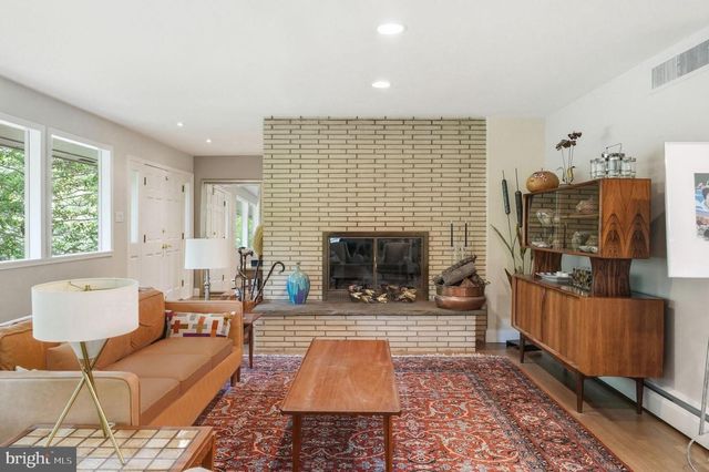 9228 FARNSWORTH DR, Potomac, MD 20854