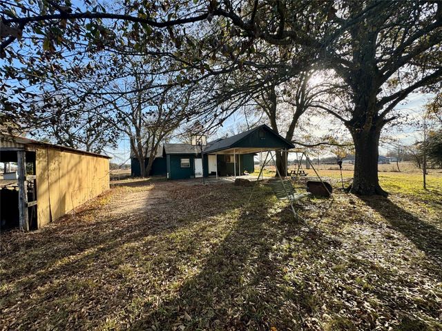 527 County Road 2145, Telephone, TX 75488