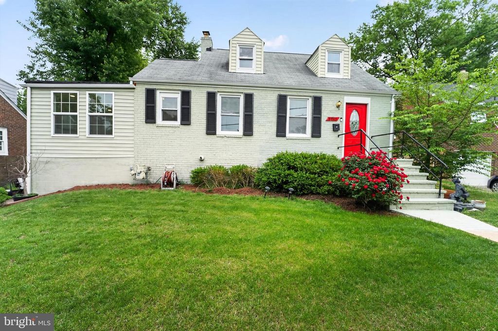 Image 6 of property listing at 8803 58TH AVE, Berwyn Heights, MD 20740