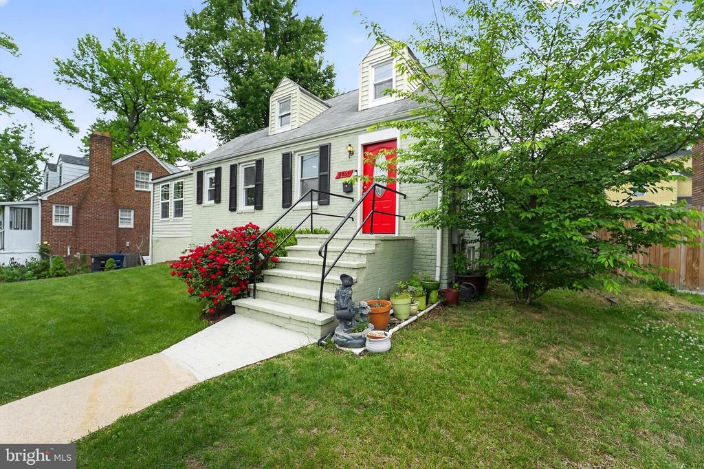 Image 7 of property listing at 8803 58TH AVE, Berwyn Heights, MD 20740