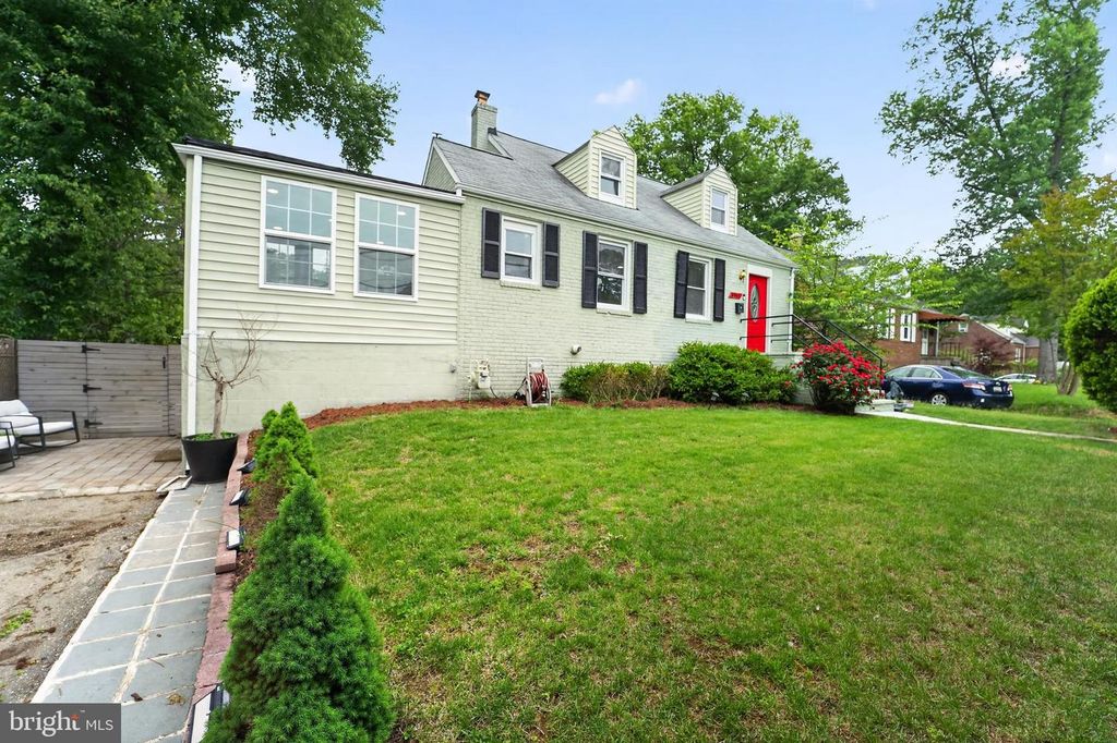 Image 8 of property listing at 8803 58TH AVE, Berwyn Heights, MD 20740