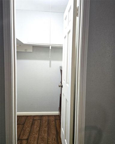 11879 Algonquin Drive W, Houston, TX 77089