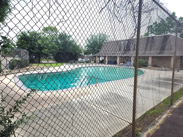 11879 Algonquin Drive W, Houston, TX 77089