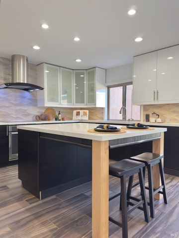 962 Marina Dr, Napa, CA 94559