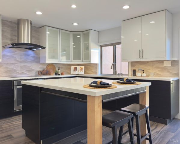 962 Marina Dr, Napa, CA 94559