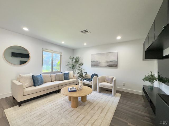 962 Marina Dr, Napa, CA 94559