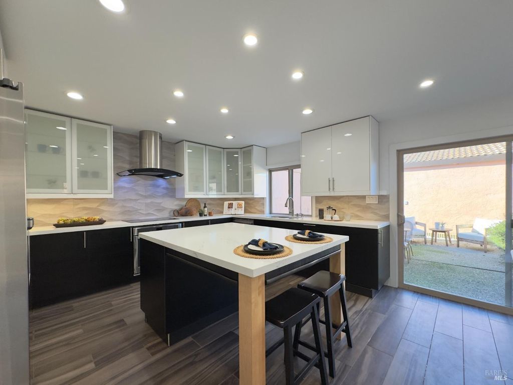 962 Marina Dr, Napa, CA 94559