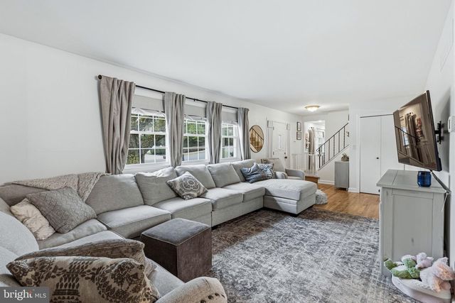 2 HENDERSON HILL RD, Newark, DE 19711