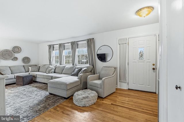 2 HENDERSON HILL RD, Newark, DE 19711