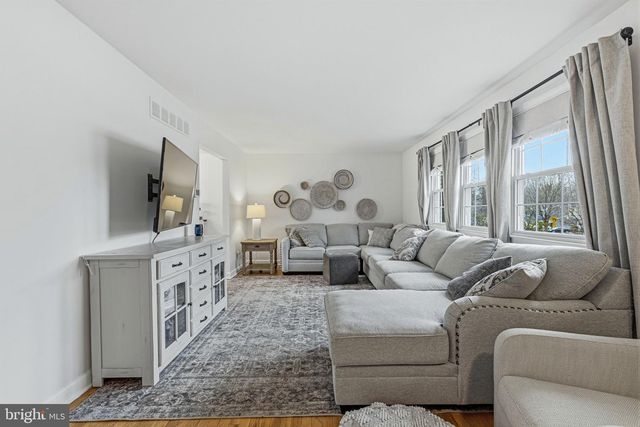 2 HENDERSON HILL RD, Newark, DE 19711