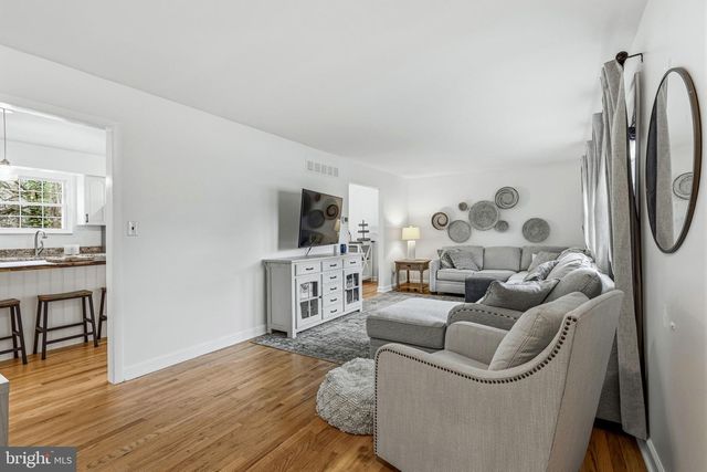 2 HENDERSON HILL RD, Newark, DE 19711