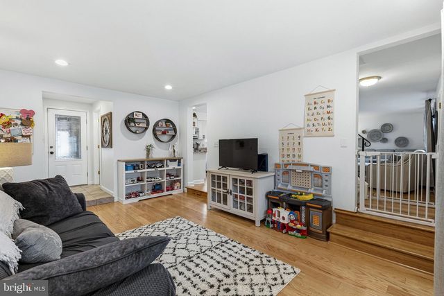 2 HENDERSON HILL RD, Newark, DE 19711