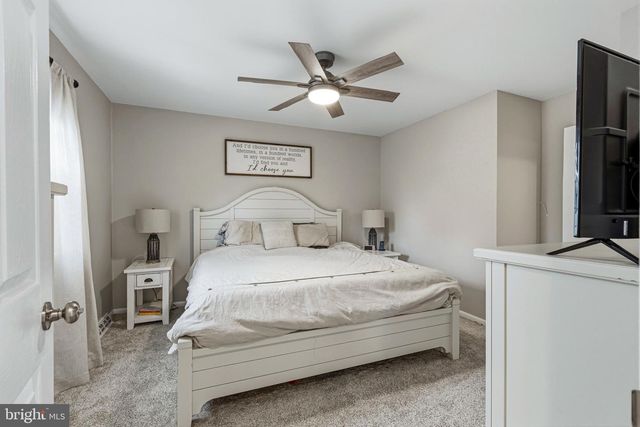 2 HENDERSON HILL RD, Newark, DE 19711