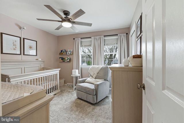 2 HENDERSON HILL RD, Newark, DE 19711