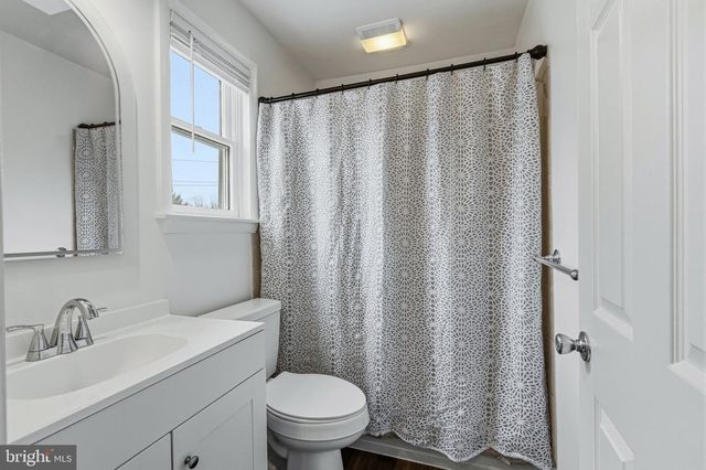 2 HENDERSON HILL RD, Newark, DE 19711