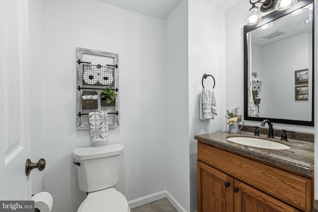 2 HENDERSON HILL RD, Newark, DE 19711