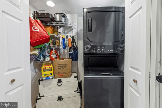 2 HENDERSON HILL RD, Newark, DE 19711