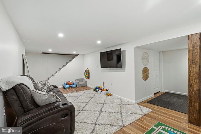 2 HENDERSON HILL RD, Newark, DE 19711