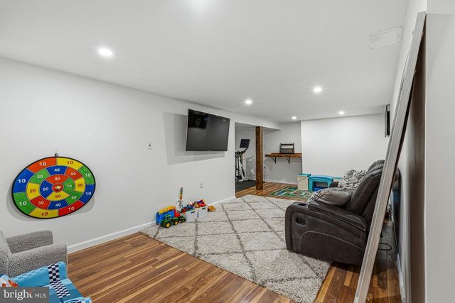 2 HENDERSON HILL RD, Newark, DE 19711