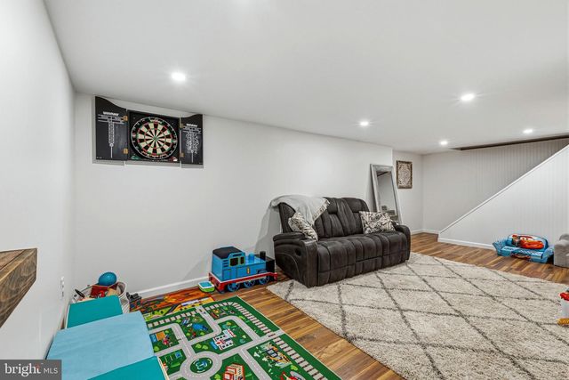 2 HENDERSON HILL RD, Newark, DE 19711