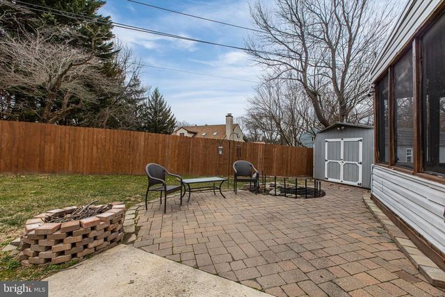 2 HENDERSON HILL RD, Newark, DE 19711