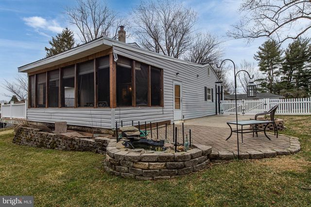 2 HENDERSON HILL RD, Newark, DE 19711