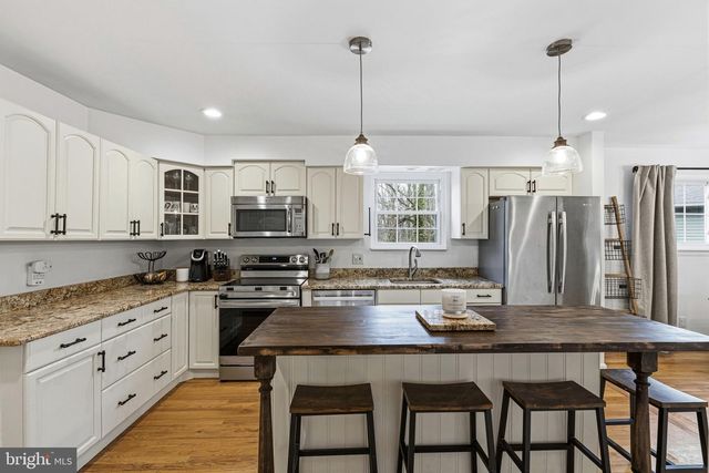 2 HENDERSON HILL RD, Newark, DE 19711