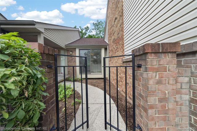 29433 W Chanticleer Drive 73, Southfield, MI 48034