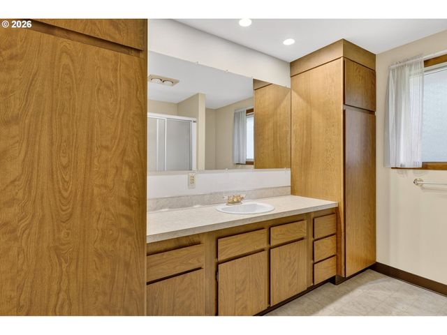 1685 Sw 87TH Ave, Portland, OR 97225