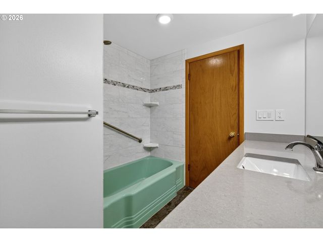 1685 Sw 87TH Ave, Portland, OR 97225