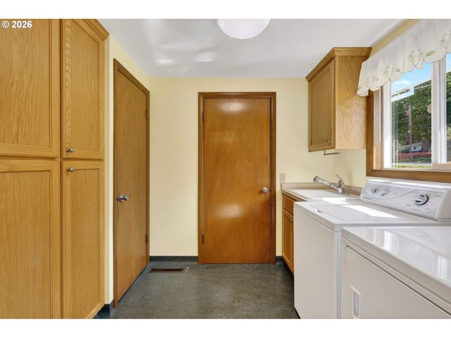 1685 Sw 87TH Ave, Portland, OR 97225