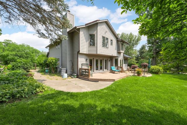 13 South View Drive NE, Iowa City, IA 52240